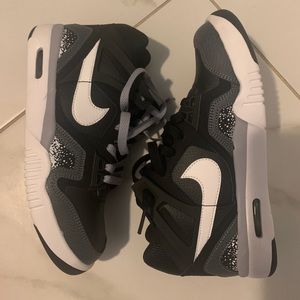 BRAND NEW Nike Tech Challenges Size 5Y/6.5w